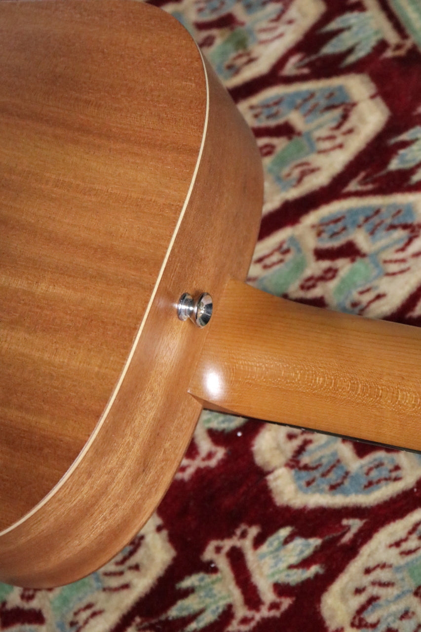 Taylor BT2e (Baby Taylor-e Mahogany) [Taylor-certified repair man store]