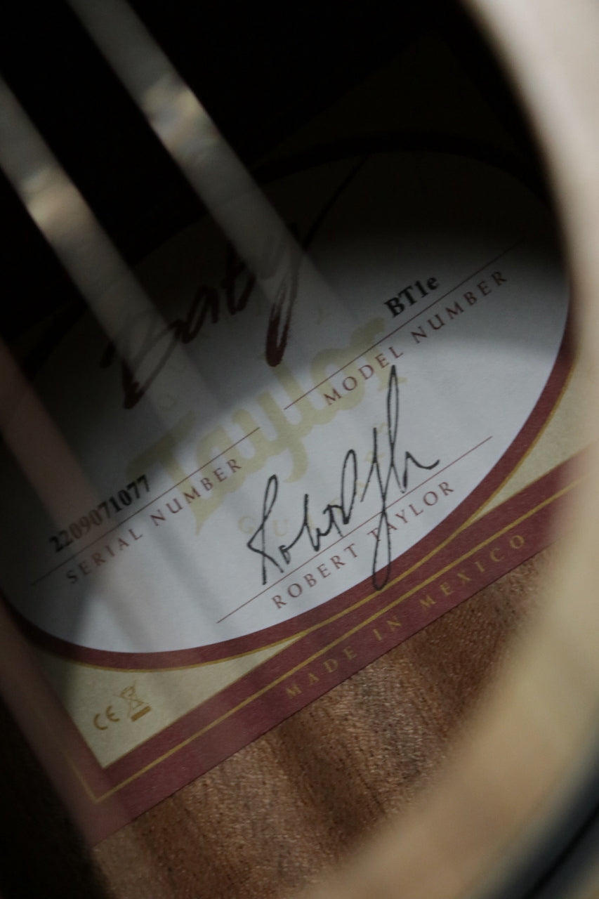 Taylor [Trial video available] BT1e (Baby Taylor-e Walnut) [Taylor-authorized repair man staffed store]